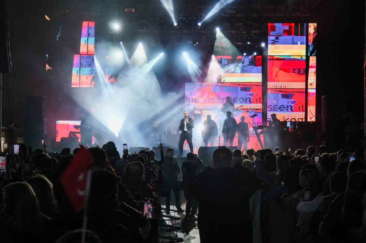 Bursa’da Cumhuriyet coşkusu Berkay’la zirve yaptı