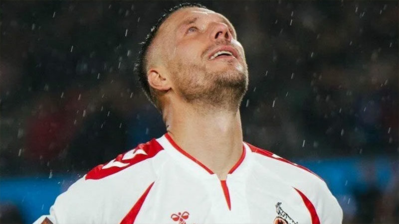 Yıldız futbolcudan gözyaşlarıyla veda Türkiye'de Galatasaray ve Antalyaspor formaları giyen Lukas Podolski, futbola gözyaşlarıyla