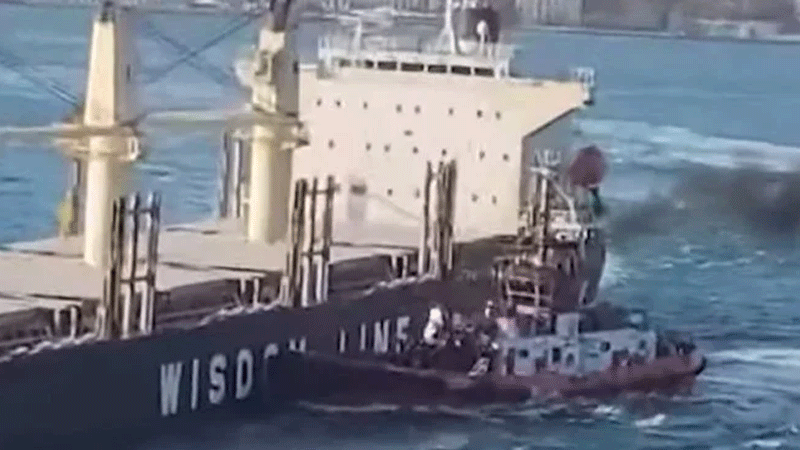 Boğaz’da büyük tehlike! İki gemi çarpıştı