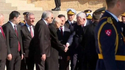 Dervişoğlu, Devlet Bahçeli ile tokalaştı