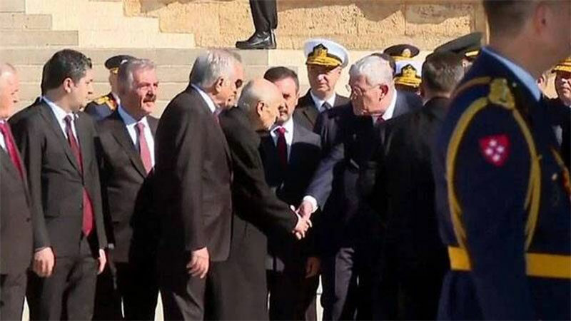 Dervişoğlu, Devlet Bahçeli ile tokalaştı İYİ Parti lideri Müsavat Dervişoğlu, geçtiğimiz hafta ip fırlattığı MHP