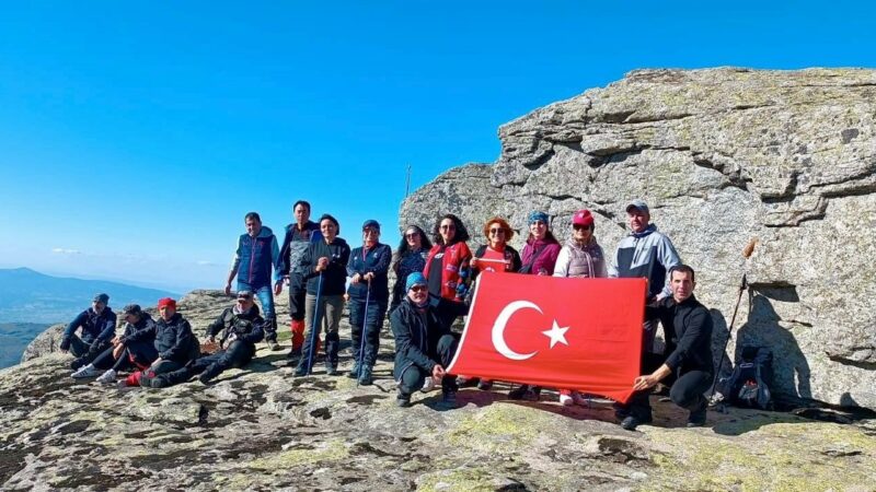 Bursa’da doğaseverler Cumhuriyet’i zirvede kutladı Misafir dağcılar, daha önce 16 kez geldikleri Mustafakemalpaşa’da bir kez