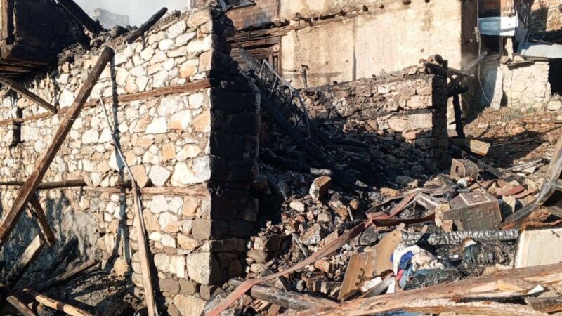 Bursa’da yanan bu evler ne olacak? Olay Gazetesi Yazarı İhsan Aydın, Orhaneli'nin Kabaklar Mahallesi'nde yanan evleri köşesine
