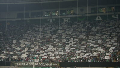Bursasporlu taraftar yine farkını gösterdi! İşte açılan pankartlar