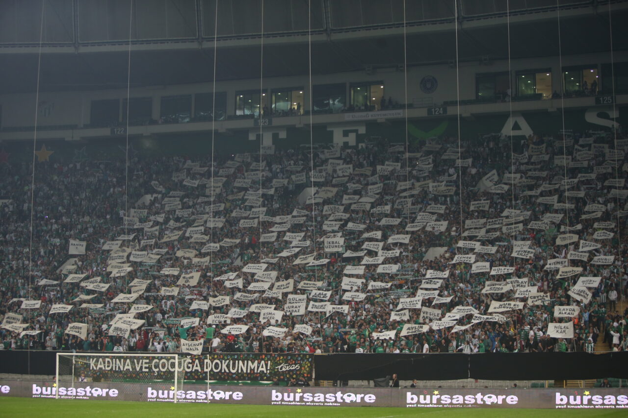 Bursasporlu taraftar yine farkını gösterdi! İşte açılan pankartlar