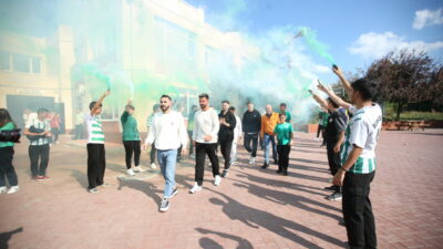 Bursaspor coşkusu okullara sıçradı! Futbolculara meşaleli karşılama…
