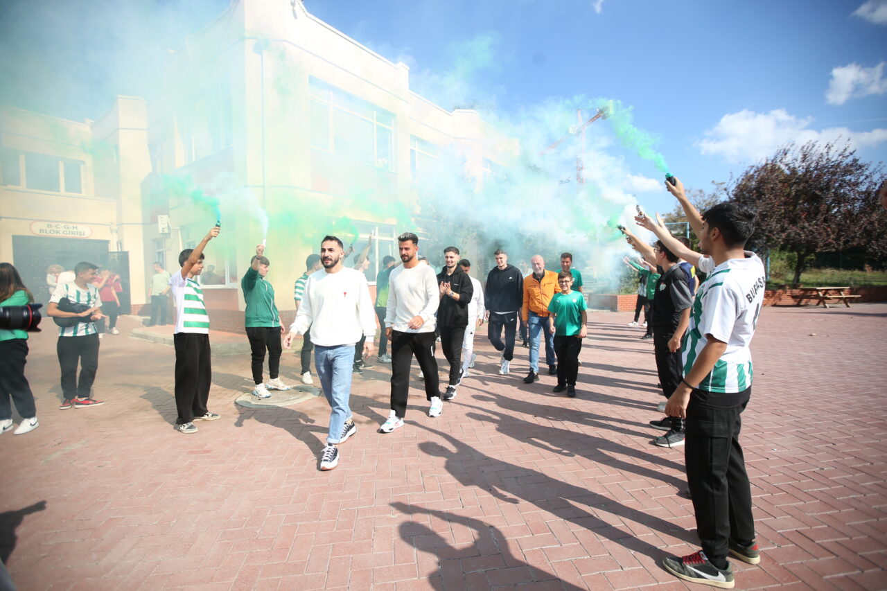 Bursaspor coşkusu okullara sıçradı! Futbolculara meşaleli karşılama…