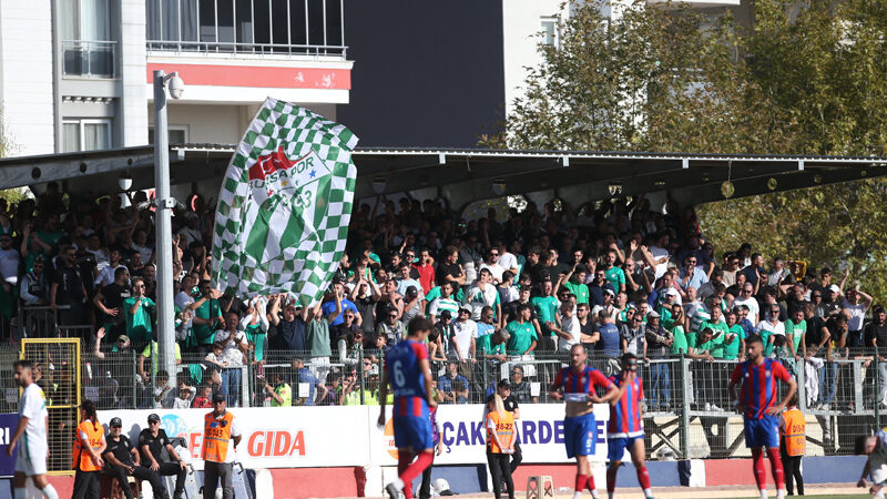 Bursaspor taraftarı her zamanki yerinde! Bursasporlu taraftarlar, Silifke Belediyespor ile oynanan maçta da takımlarını yalnız