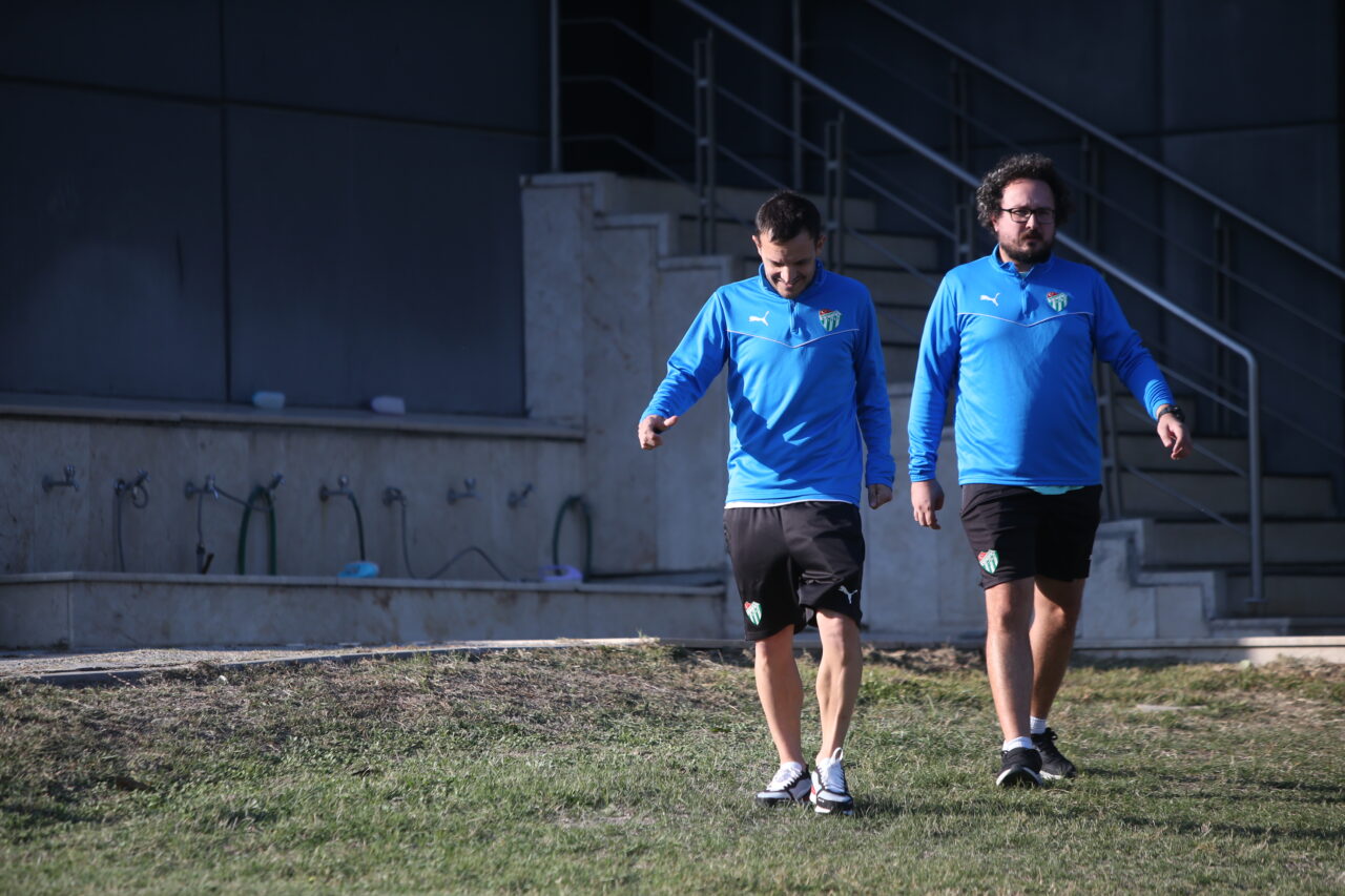 Bursaspor’un hocası Batalla’dan önemli mesajlar; ‘Sihirli bir reçetem varmış gibi…’