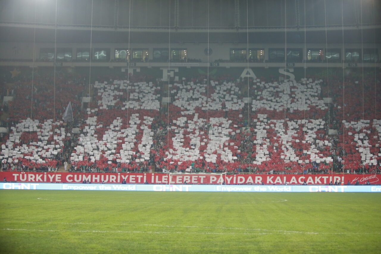 Bursa Yüzüncü Yıl Atatürk Stadyumu’nda tarihi anlar! Yok böyle bir kutlama…
