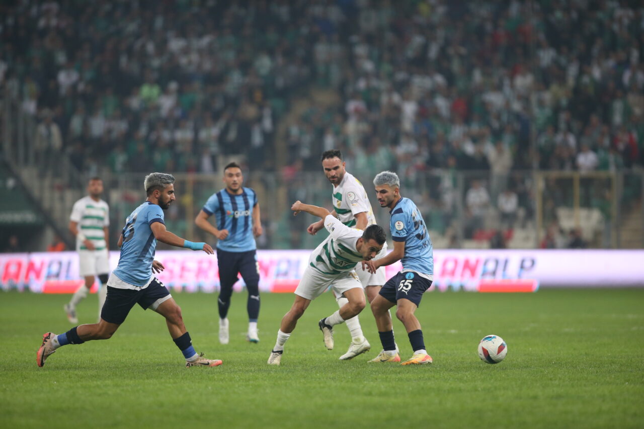 Bursaspor’dan süper galibiyet; Yüzüncü Yıl Atatürk Stadyumu’nda çifte bayram