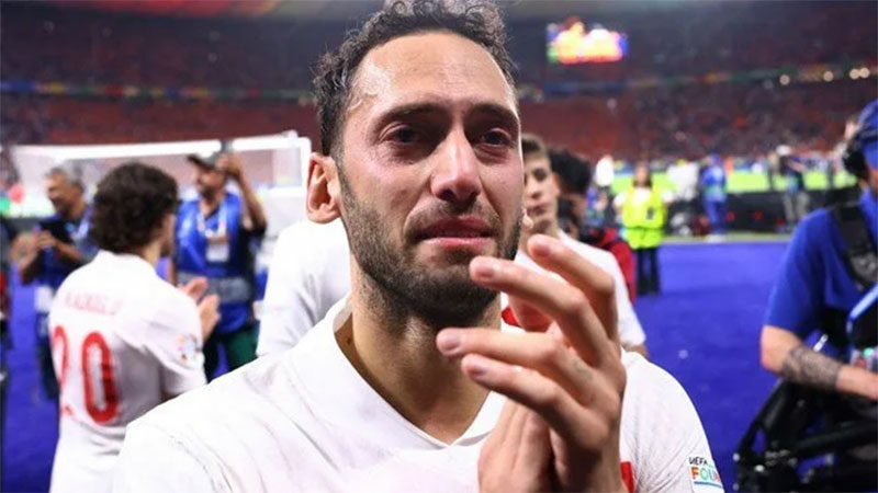 Hakan Çalhanoğlu’na rekor bonservis Kariyerine İtalya'da devam eden milli yıldız Hakan Çalhanoğlu rekor bonservisle