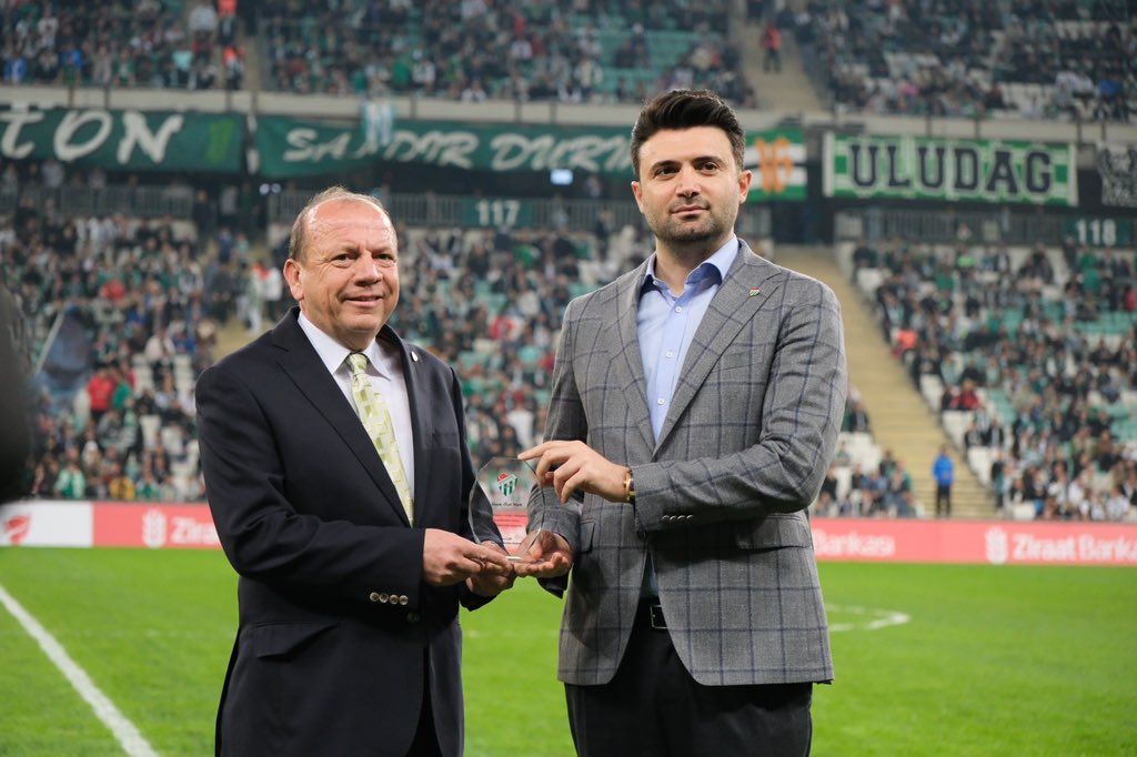 Bursaspor Başkanı Çelik’ten Matlı’ya plaket