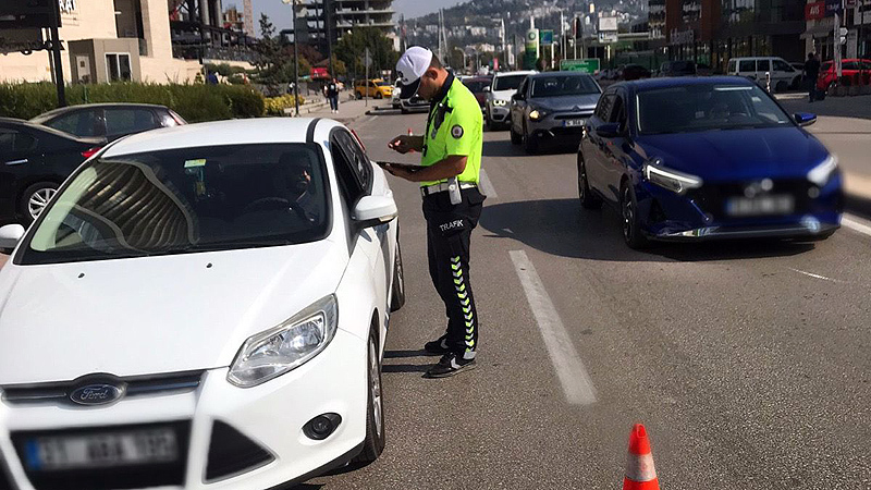 Bursa’da kural tanımazlara ceza yağdı Bursa’da kural tanımazlara ceza yağdı