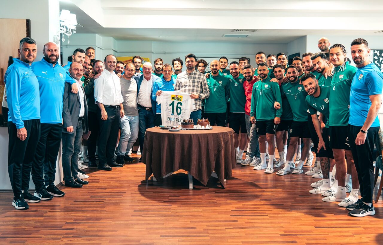 Bursaspor’da Başkan Çelik’e sürpriz parti