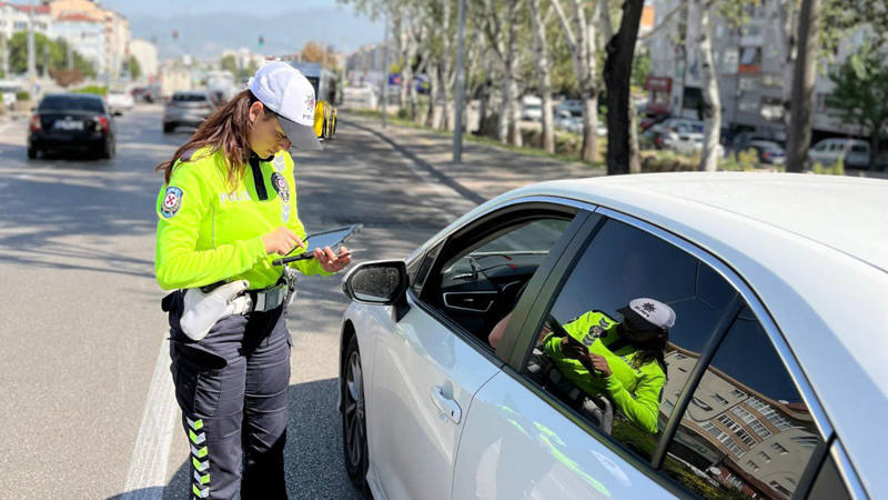 Bursa’da trafiği tehlikeye düşürenlere ceza yağdı Bursa’da trafiği tehlikeye düşürenlere ceza yağdı