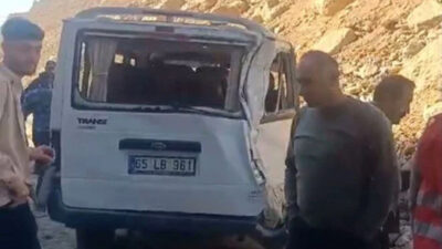 Dev kayalar minibüsün üzerine düştü