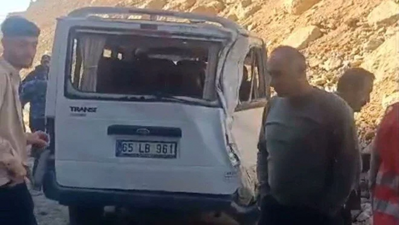 Dev kayalar minibüsün üzerine düştü