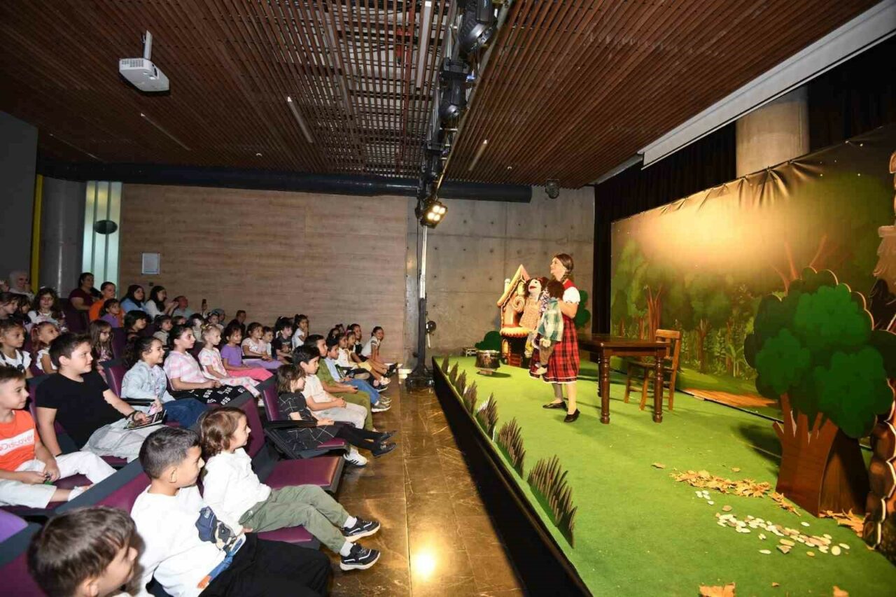 Bursa’da ‘Hansel ve Gratel’ çocuklarla buluştu