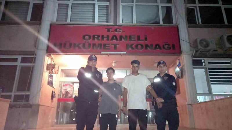 Hırsızlık yaptıktan sonra ilçe değiştirdiler, polisten kaçamadılar Bursa’nın Orhaneli ilçesinde bir işyerinden hırsızlık yaptığı için gözaltına alınan