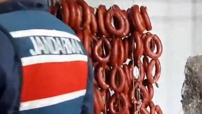 Gıda sahtekarlarına operasyon: 75 liraya sucuk yapıp 250 liraya satmış Gıda sahtekarlarına operasyon: 75 liraya sucuk yapıp 250 liraya satmış