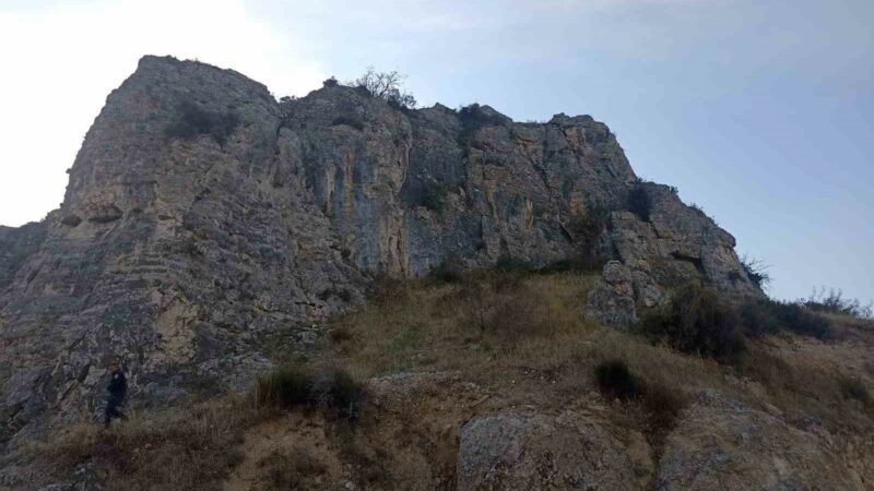 Bursa’nın İznik ilçesinde kaçak kazı yapan 5 kişiden 3’ü, muhtarın