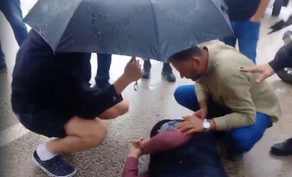 Bursa’da feci kaza! Başında şemsiyeyle beklediler