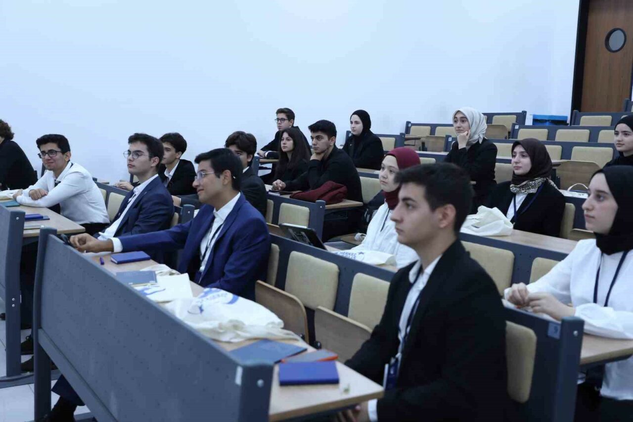 Bursa’daki liseliler Merkez Meclis’te gündemi değerlendirdi