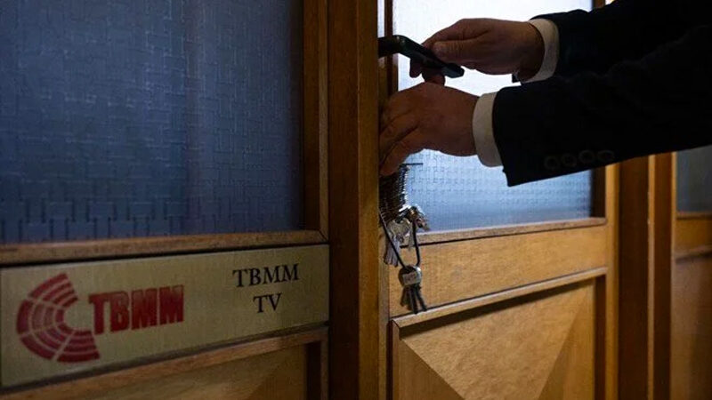 Meclis’te kapılar yine kilitlendi Türkiye Büyük Millet Meclisi (TBMM) Genel Kurulu'nda, kapılar kilitlenerek kapalı