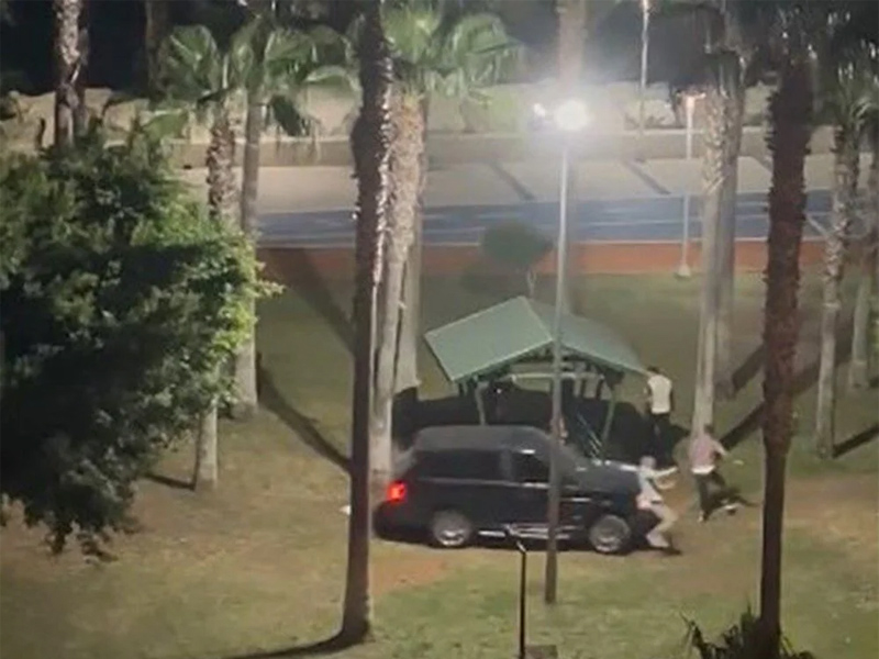 Korku dolu anlar! Aracını kalabalığın üzerine sürdü