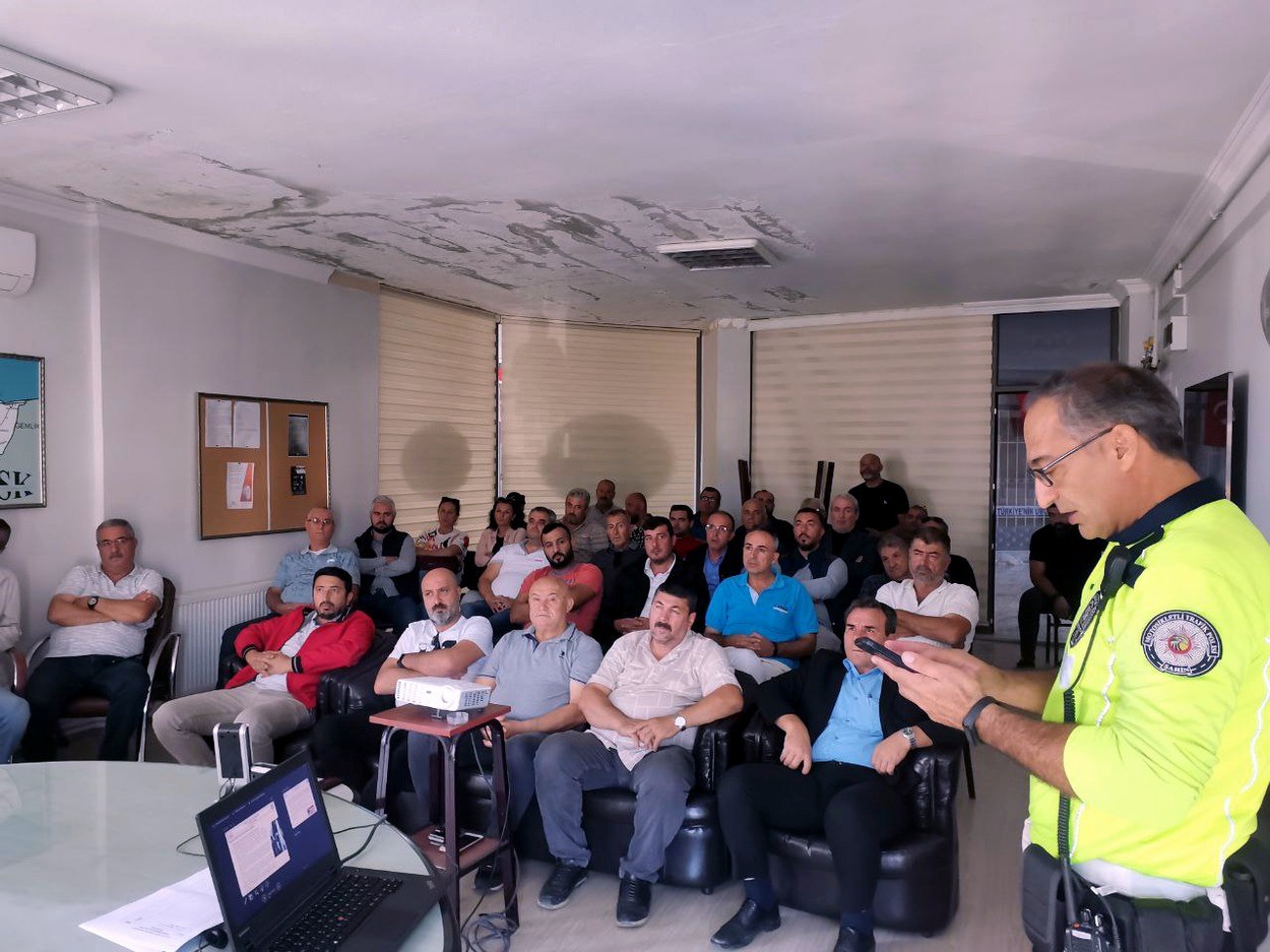 Servisçilere trafik polisinden eğitim semineri Servisçilere trafik polisinden eğitim semineri