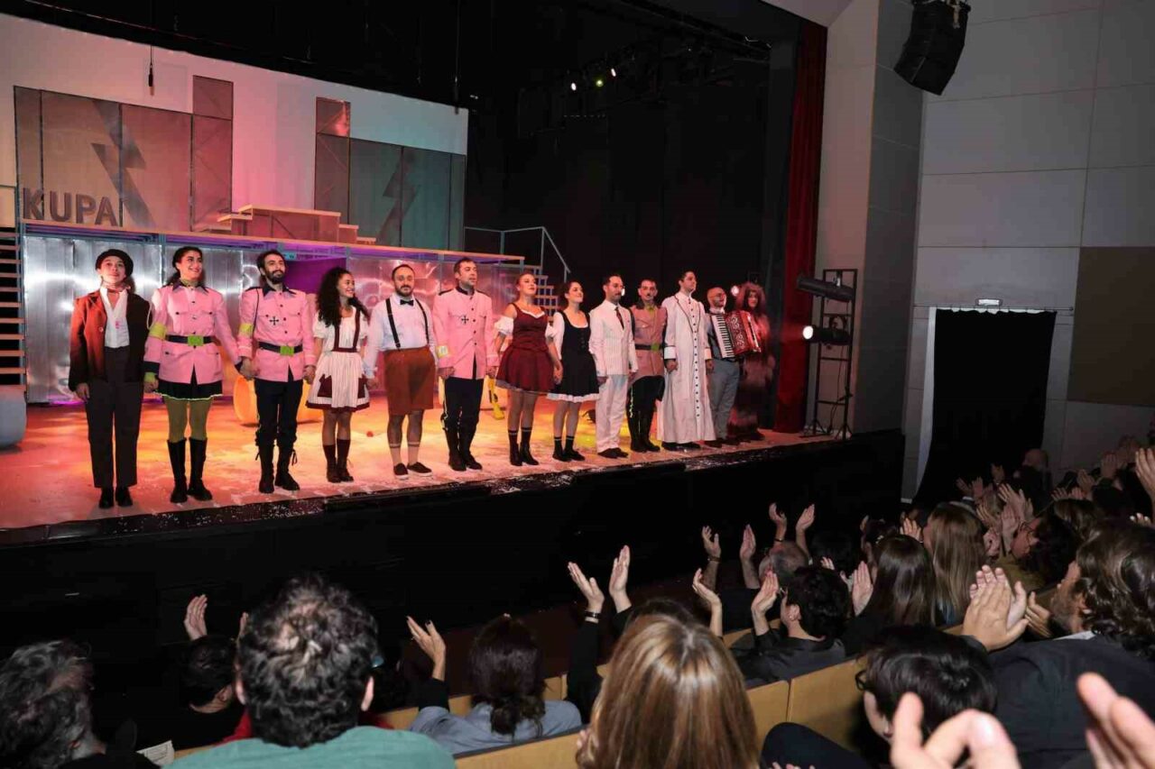 Nilüfer Kent Tiyatrosu ‘Şvayk’ ile sezonu açtı