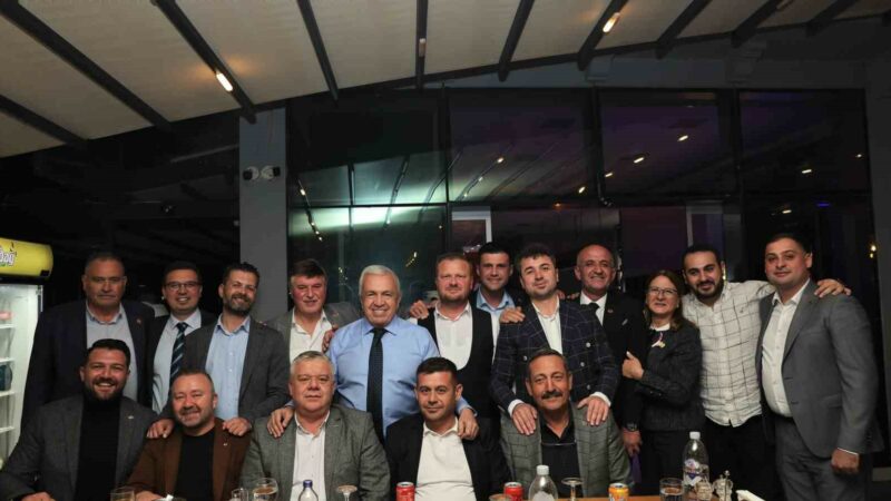 Nilüfer’de Muhtarlar Günü’ne özel buluşma Muhtarlar Günü nedeniyle muhtarlarla bir araya gelen Nilüfer Belediye Başkanı
