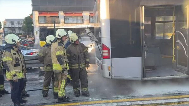 Metrobüste yangın paniği