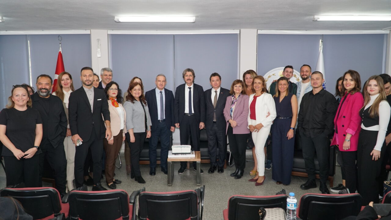 Bursa Uludağ Üniversitesi Mimarlık Fakültesi’nde 30. yıl kutlaması Bursa Uludağ Üniversitesi Mimarlık Fakültesi’nde 30. yıl kutlaması