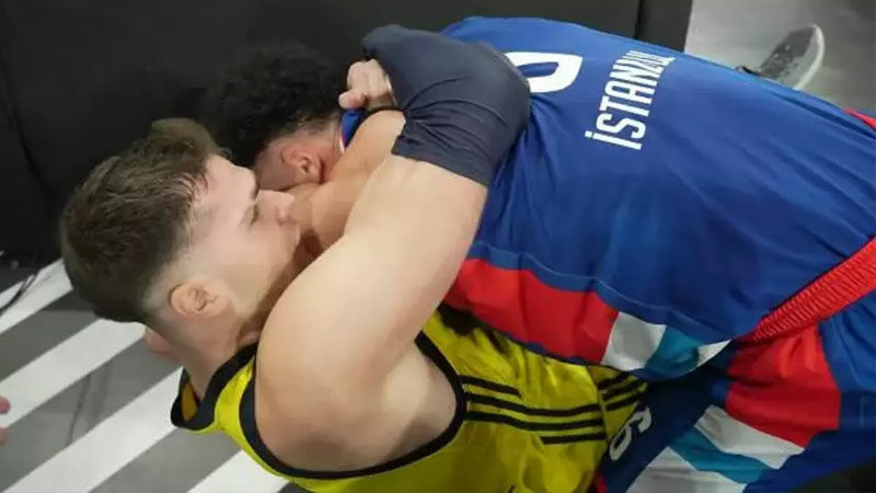 Euroleague'de Türk derbisi gergin anlara sahne oldu. Hem Anadolu Efes'ten