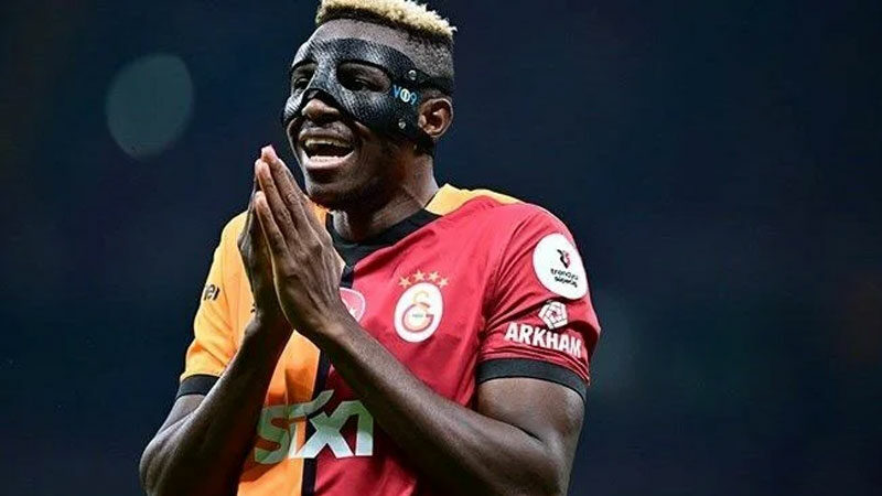 Osimhen maskesi yasaklandı Galatasaray'ın yıldız golcüsü Victor Osimhen'in taktığı maske, tribünlere yasaklandı.