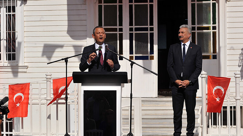 CHP lideri Özgür Özel, Bursa Mudanya’da konuştu CHP Genel Başkanı Özgür Özel, "Gerçek demokratik bir Türkiye'yi yeniden