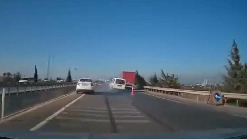 Bursa’da kaza anı kamerada Bursa’da otobanda seyir halindeyken takip mesafesini ihlal eden ticari araç,