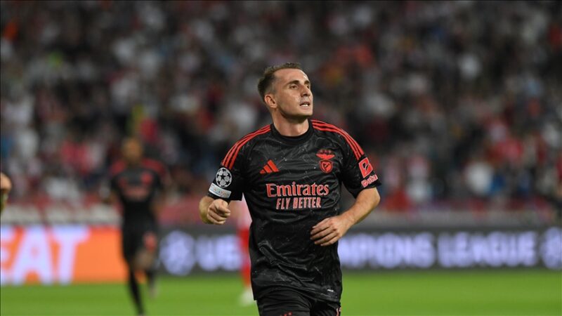 Galatasaray formasını 4 yıl giydikten sonra Portekiz'in Benfica takımına transfer