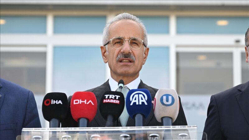 Ulaştırma ve Altyapı Bakanı Abdulkadir Uraloğlu, mesajlaşma ve sosyal medya