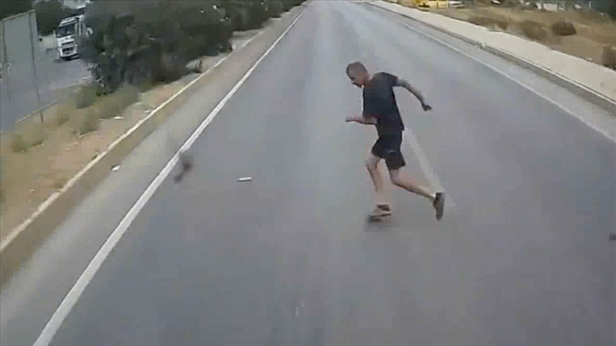 Korkunç olay! Yola düşen telefonunu almak isterken…