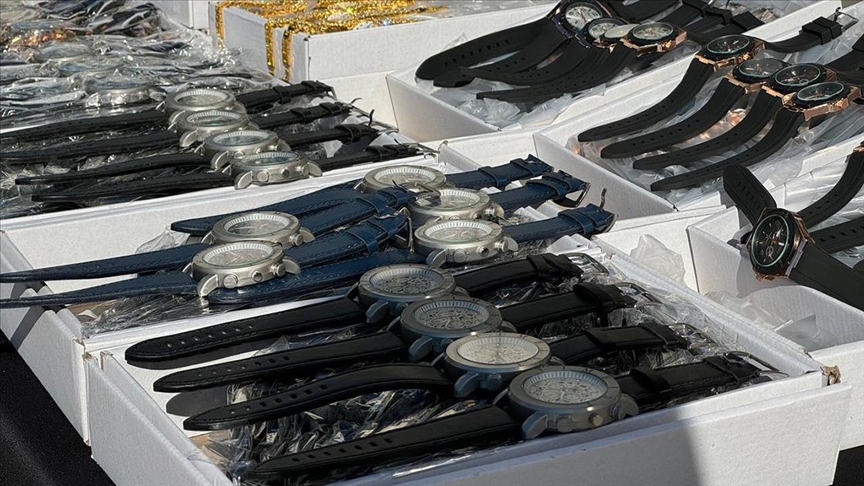 Tek tek tespit edildiler! Kaçak saat ticaretine darbe