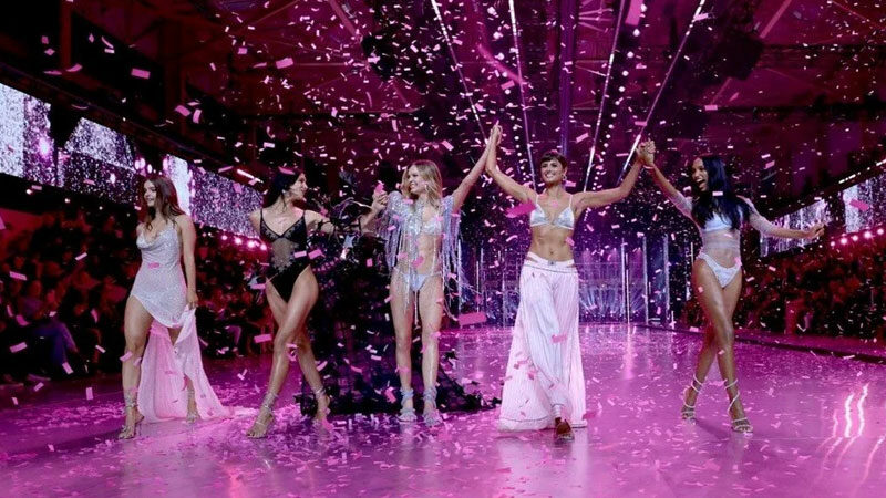 Victoria’s Secret defilesi geri döndü: Melekler 6 yıl sonra podyumda Yılın moda şovu gözüyle bakılan “Victoria’s Secret Fashion Show” uzun