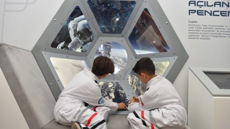 Geleceğin astronotları Bursa’daki bu üniversitede yetişiyor Yıldırımlı çocuklar Molla Yegan Çocuk Üniversitesi'nde uzay yolculuğuna çıkarak astronotların