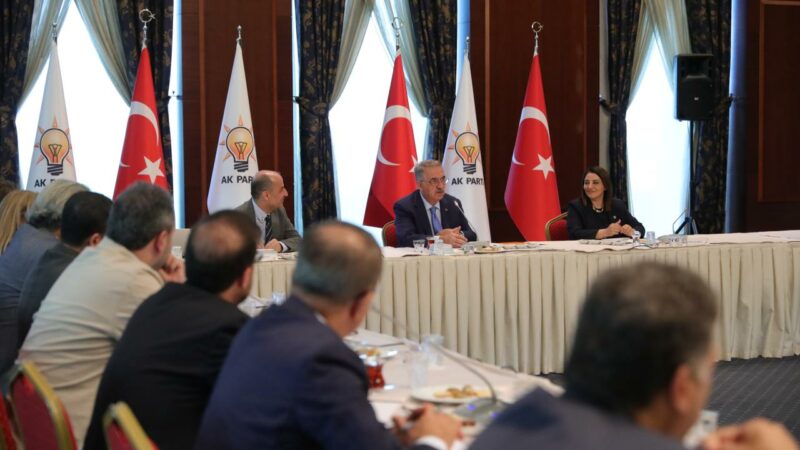 AK Parti’nin ‘Yeni Anayasa Çalıştayı’ başladı AK Parti Genel Başkan Yardımcısı Hayati Yazıcı, "Biz sadece bugün