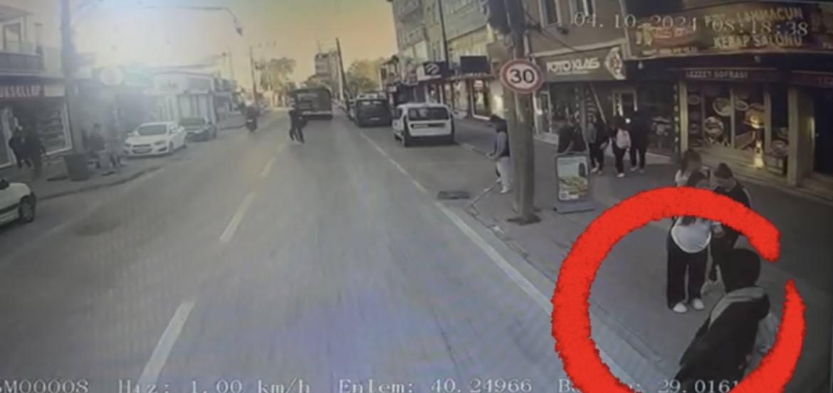 Bursa’da feci kaza kamerada: Yolun karşısına geçerken otobüsün altında kaldı