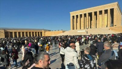 Ata’ya saygı: Anıtkabir’de ziyaretçi yoğunluğu