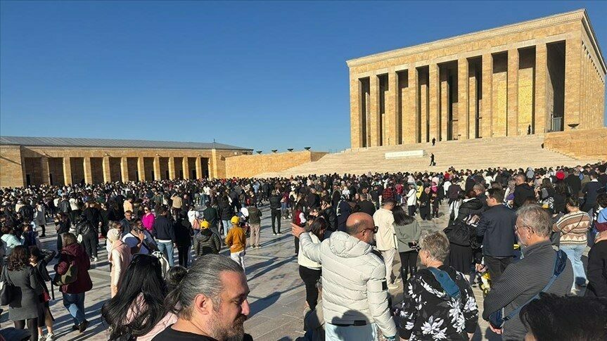 Ata’ya saygı: Anıtkabir’de ziyaretçi yoğunluğu Ata’ya saygı: Anıtkabir’de ziyaretçi yoğunluğu
