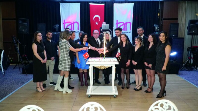 Tan Okulları’ndan görkemli ‘Öğretmenler Günü’ kutlaması Tan Özlüce Eğitim Kurumları, Öğretmenler Günü’nü EuroPark Otel’de düzenlenen görkemli